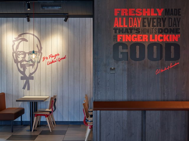 KFC filialen in Blackburn (UK) en Uden (NL) kozen voor UNILIN Evola collectie voor meubels en wanden. Designs zoals Minnesota Oak chocolat en Heritage Oak light patina.