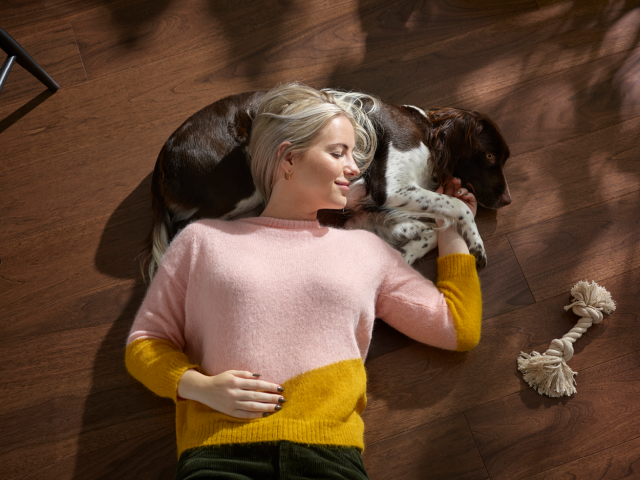 Vrouw met Engelse Springer Spaniel op 'smoked walnut' vloer van Parky.